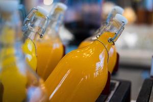suco de laranja fresco em garrafas na linha de buffet no hotel