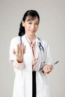 retrato de uma jovem médica atraente de jaleco branco. foto