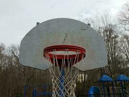 cesta de basquete e tabela desgastada ou desgastada foto