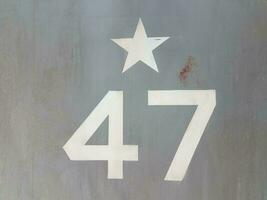 o número 47 e uma estrela branca foto