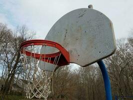 cesta de basquete e tabela desgastada ou desgastada foto