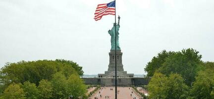 parte de trás da estátua da liberdade com bandeira dos estados unidos da américa foto