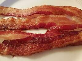 várias fatias de bacon foto