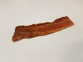 tira de bacon ou carne na superfície branca ou mesa