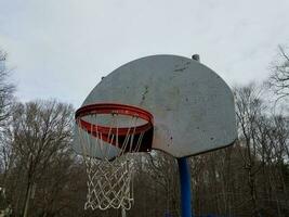 cesta de basquete e tabela desgastada ou desgastada foto