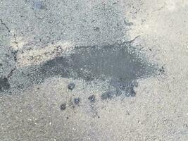 asfalto com marcas de queimadura e carvão de fogos de artifício foto