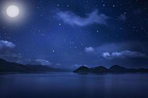 vista de paisagem de montanha e céu noturno estrelado com estrelas e lua no fundo cloudscape foto