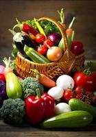 legumes orgânicos frescos na cesta foto
