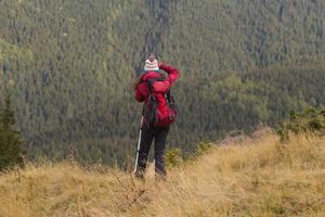 jovem alpinista na floresta de outono foto