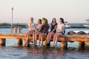 festa de verão de mulheres bonitas com vinho, estância marítima relaxante em dia ensolarado foto
