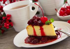 cheesecake com molho de cereja. foto