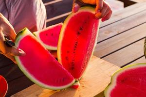 fatias de melancia fresca na mesa de madeira, fundo colorido de horário de verão