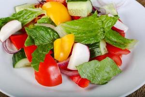 salada de legumes no prato foto