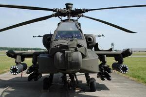um helicóptero militar ah-64 apache longbow no chão