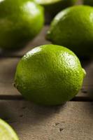 limão verde orgânico cru