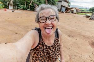 agricultora idosa tomando uma selfie. foto