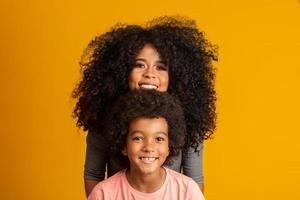 mãe e filho com cabelo estilo black power. foto