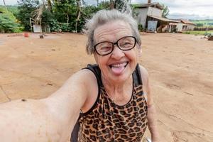 agricultora idosa tomando uma selfie. foto