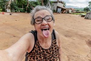 agricultora idosa tomando uma selfie. foto