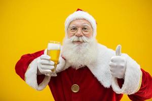papai noel bebendo um copo de cerveja. tempo de descanso. bebida alcoólica nas férias. beba com moderação. cerveja artesanal. feliz Natal. foto