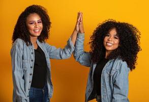 dois lindos amigos afro abraçados, conceito de melhores amigas e irmãs. foto