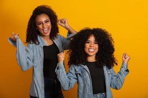 dois lindos amigos afro abraçados, conceito de melhores amigas e irmãs. foto