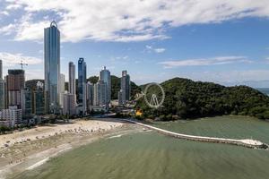 brasil, mar 2022 - antena da cidade de balneário camboriu foto