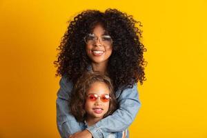 afro mãe e filha com seus óculos. conceito de dia das mães foto