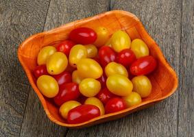 tomate cereja amarelo e vermelho foto