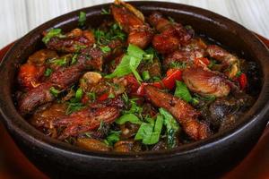 panela quente com carne e legumes foto