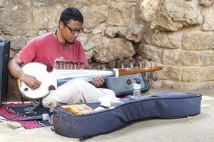 barcelona, espanha, 9 de junho de 2018 músico de rua tocando cítara foto