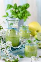 smoothie de frutas verdes orgânicas saudáveis foto