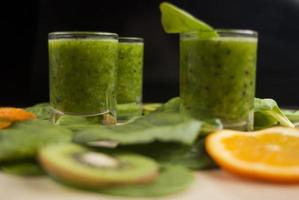 smoothie verde fresco com espinafre e kiwi