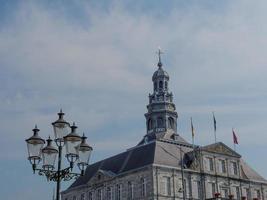 a cidade de maastricht no rio maas na holanda foto