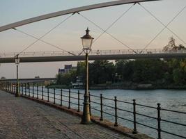 a cidade de maastricht no rio maas na holanda foto