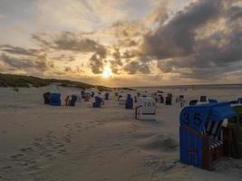 pôr do sol na praia de juist foto