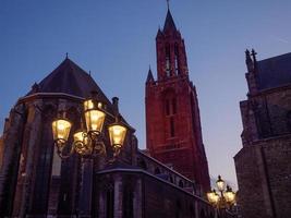 a cidade de maastricht no rio maas na holanda foto