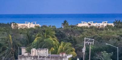 vista panorâmica do oceano e da praia do caribe da paisagem urbana playa del carmen. foto