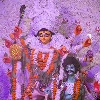 deusa durga com olhar tradicional em vista de perto em um sul kolkata durga puja, ídolo durga puja, um maior festival hindu navratri na índia foto