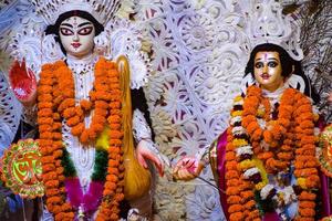 deusa durga com olhar tradicional em vista de perto em um sul kolkata durga puja, ídolo durga puja, um maior festival hindu navratri na índia foto