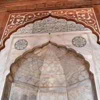 detalhe arquitetônico da mesquita jama masjid, antiga delhi, índia, a arquitetura espetacular da mesquita jama masjid em delhi 6 durante a temporada de ramzan, a mesquita mais importante da índia foto