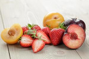 frutas orgânicas na mesa de madeira foto