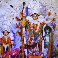 deusa durga com olhar tradicional em vista de perto em um sul kolkata durga puja, ídolo durga puja, um maior festival hindu navratri na índia foto