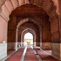 detalhe arquitetônico da mesquita jama masjid, antiga delhi, índia, a arquitetura espetacular da mesquita jama masjid em delhi 6 durante a temporada de ramzan, a mesquita mais importante da índia foto