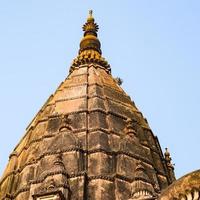 vista matinal de cenotáfios reais chhatris de orchha, madhya pradesh, índia, orchha a cidade perdida da índia, sítios arqueológicos indianos foto