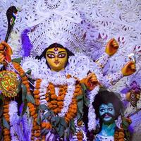 deusa durga com olhar tradicional em vista de perto em um sul kolkata durga puja, ídolo durga puja, um maior festival hindu navratri na índia foto