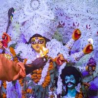 deusa durga com olhar tradicional em vista de perto em um sul kolkata durga puja, ídolo durga puja, um maior festival hindu navratri na índia foto