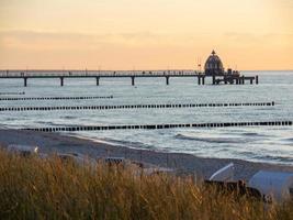 pôr do sol na praia ofzingst foto