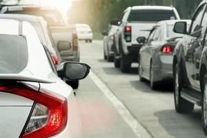 resumo das luzes traseiras do carro do freio. carros estacionados próximos uns dos outros durante os engarrafamentos. foto