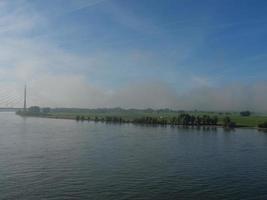 o rio reno perto de wesel pela manhã foto